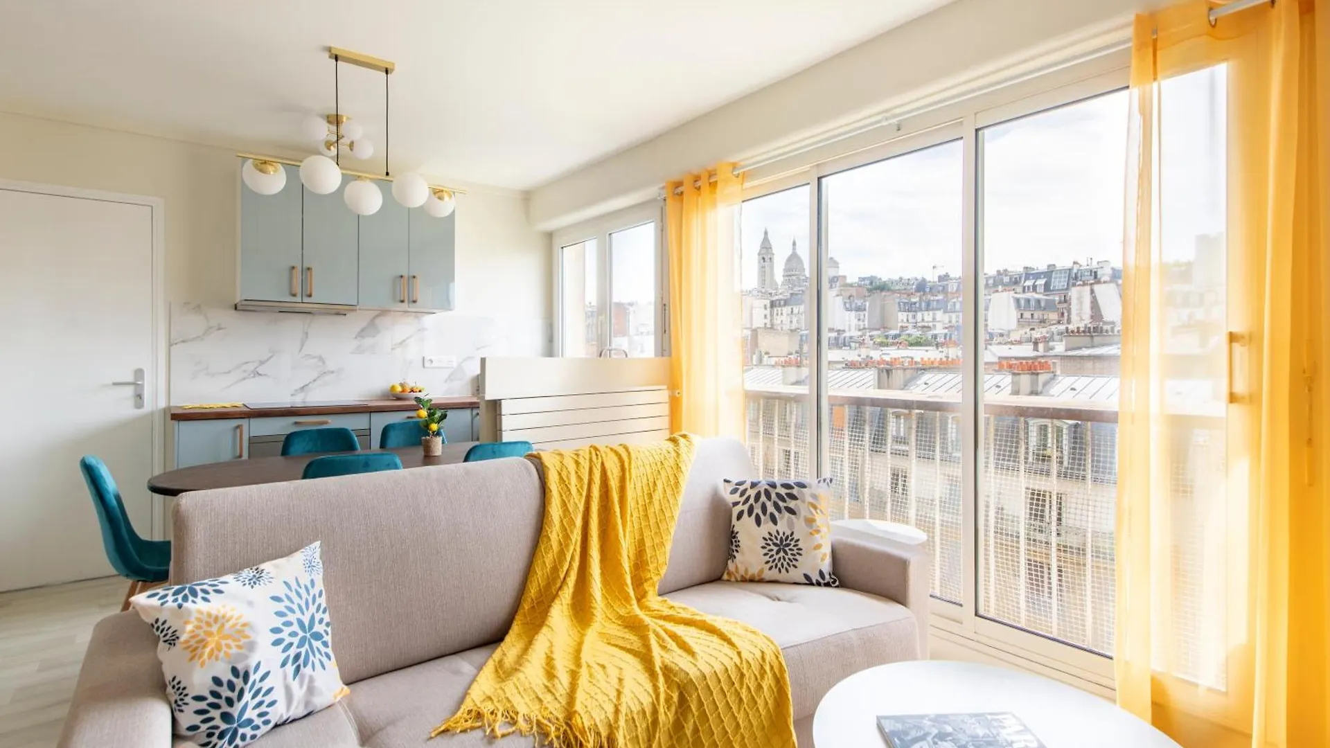 Stunning Montmartre - Amazing View - Fully Renovated Appartement Parijs