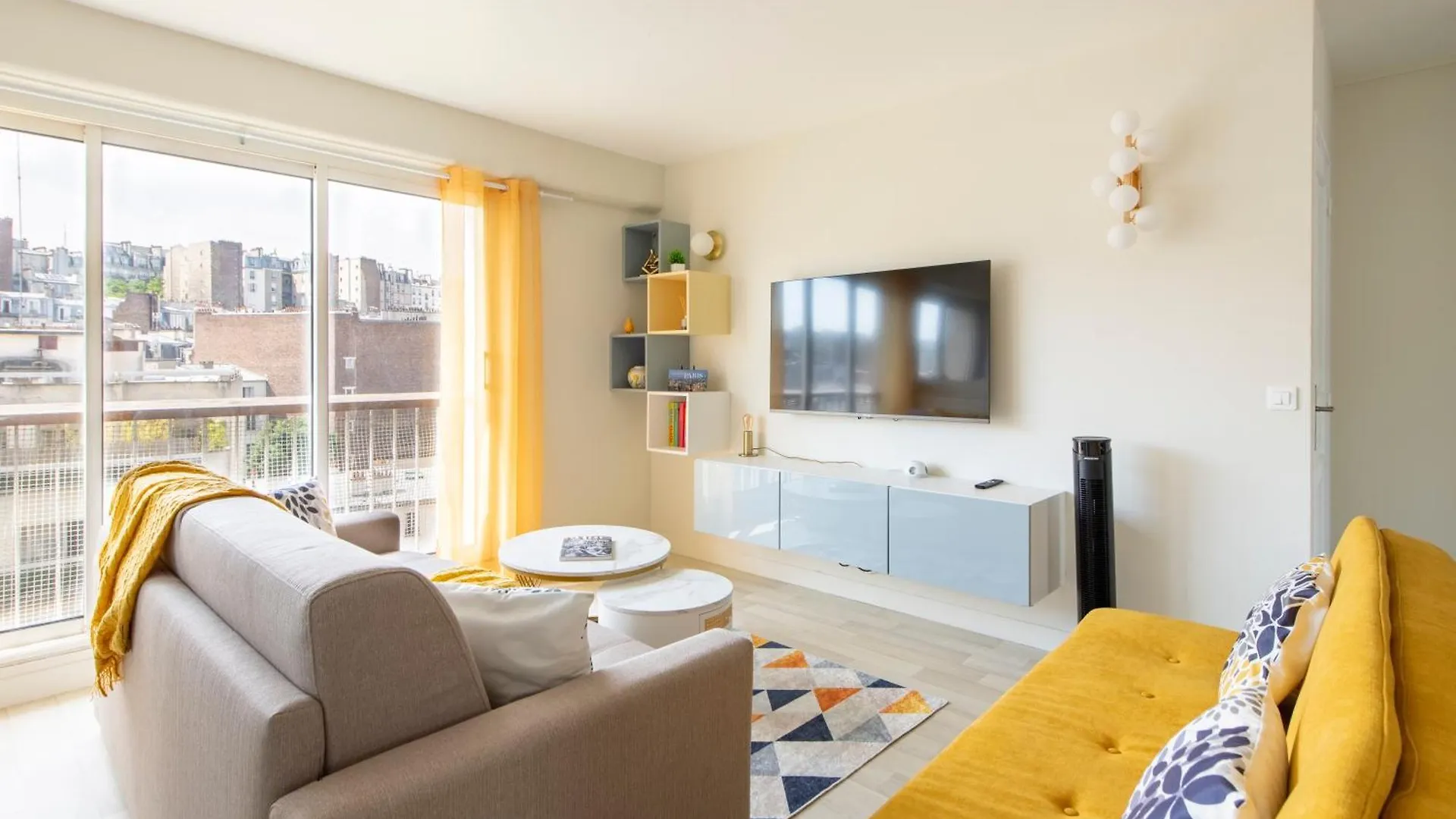 Stunning Montmartre - Amazing View - Fully Renovated Appartement Parijs