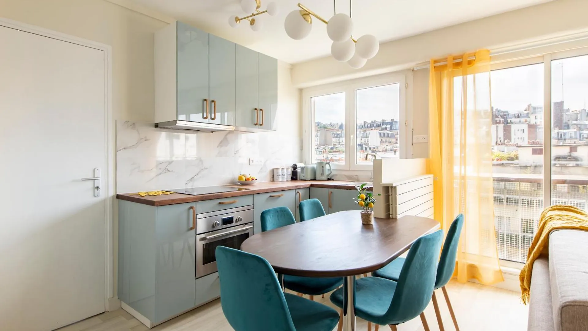 Stunning Montmartre - Amazing View - Fully Renovated Appartement Parijs
