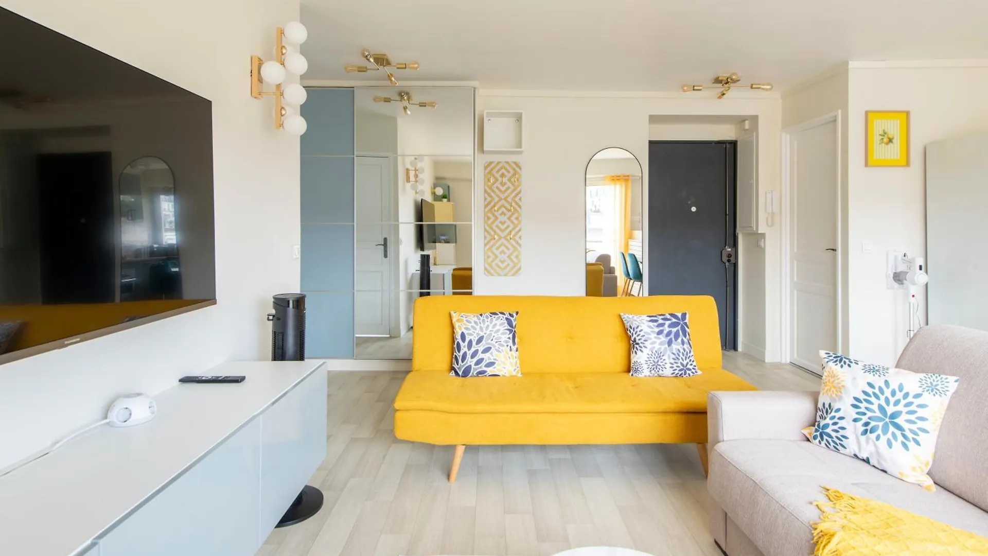 Stunning Montmartre - Amazing View - Fully Renovated Apartment Paris
